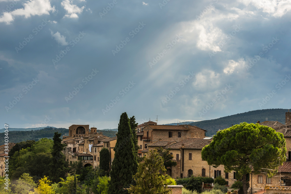 Häuser am Stadtrand von San Gimignano in der Toskana, Italien