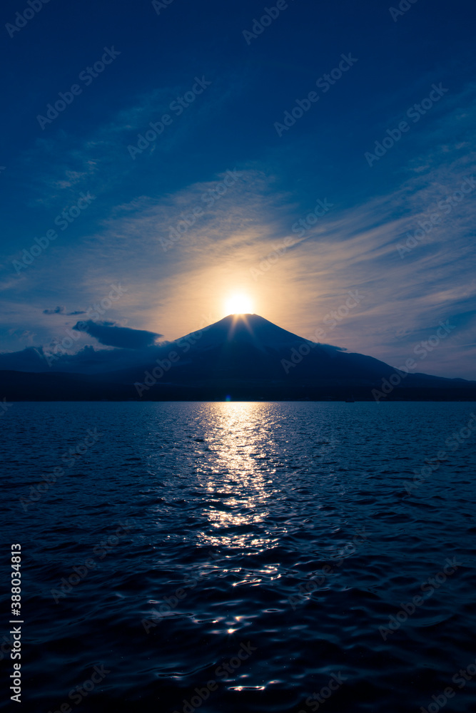 山中湖からのダイヤモンド富士