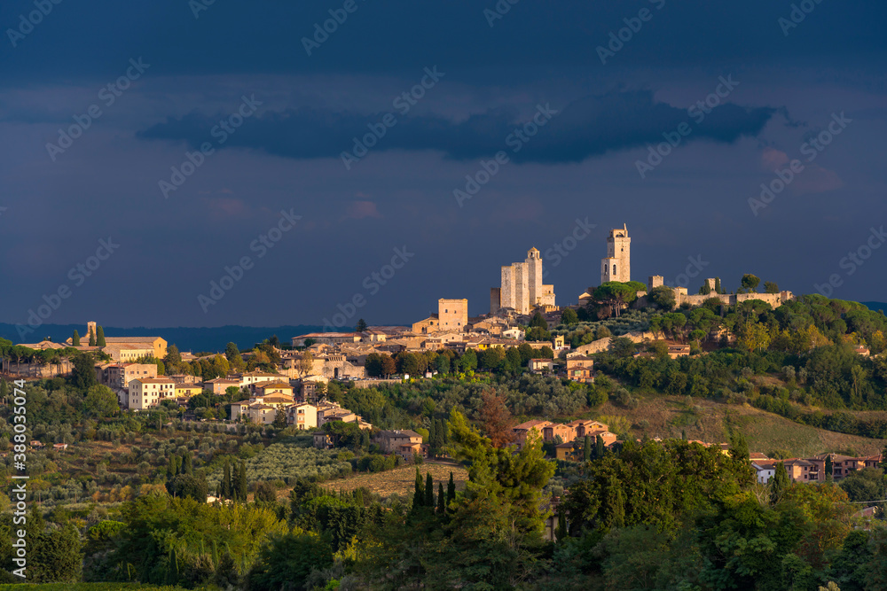 San Gimignano vor Gewitterhimmel in der Toskana, Italien
