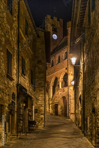Gasse in Suvereto in der Toskana bei Nacht , Italien