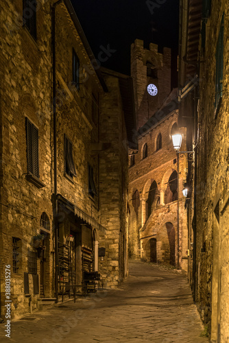 Fototapeta Naklejka Na Ścianę i Meble -  Gasse in Suvereto in der Toskana bei Nacht , Italien