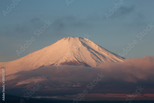 朝日を浴びる山中湖からの富士山 © Paylessimages