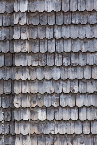 Graue Holzschindel an altem Haus im Hochformat