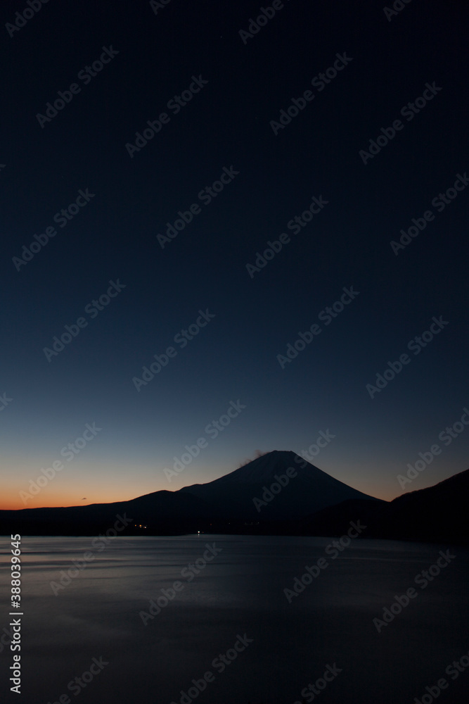 本栖湖から見る富士山の夜明け