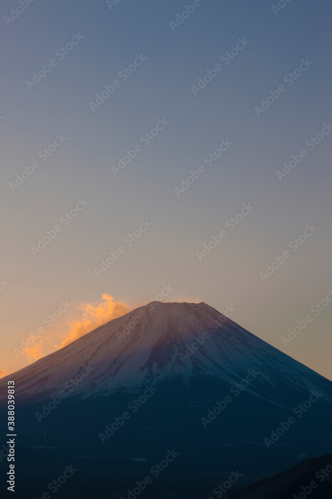 本栖湖から見る富士山の朝日