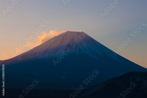 本栖湖から見る富士山の朝日 © Paylessimages