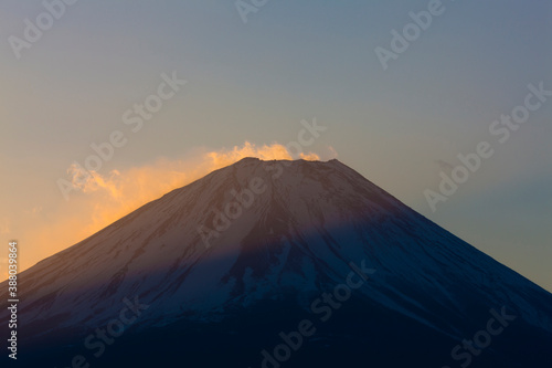 本栖湖から見る富士山の朝日