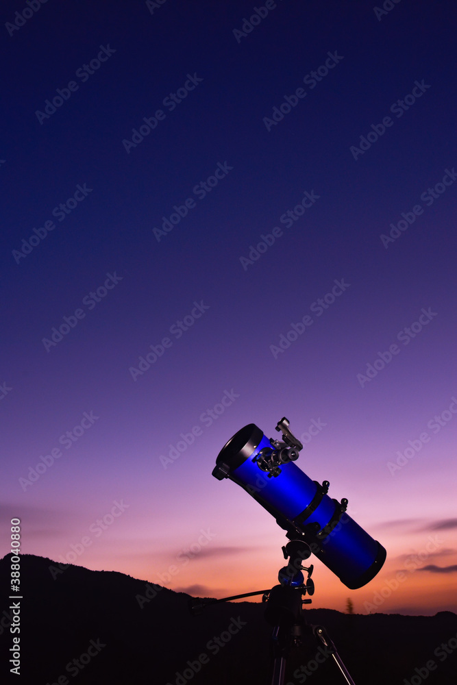 Telescopio con bonito cielo en el atardecer.