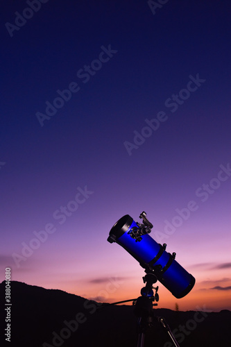 Telescopio con bonito cielo en el atardecer.