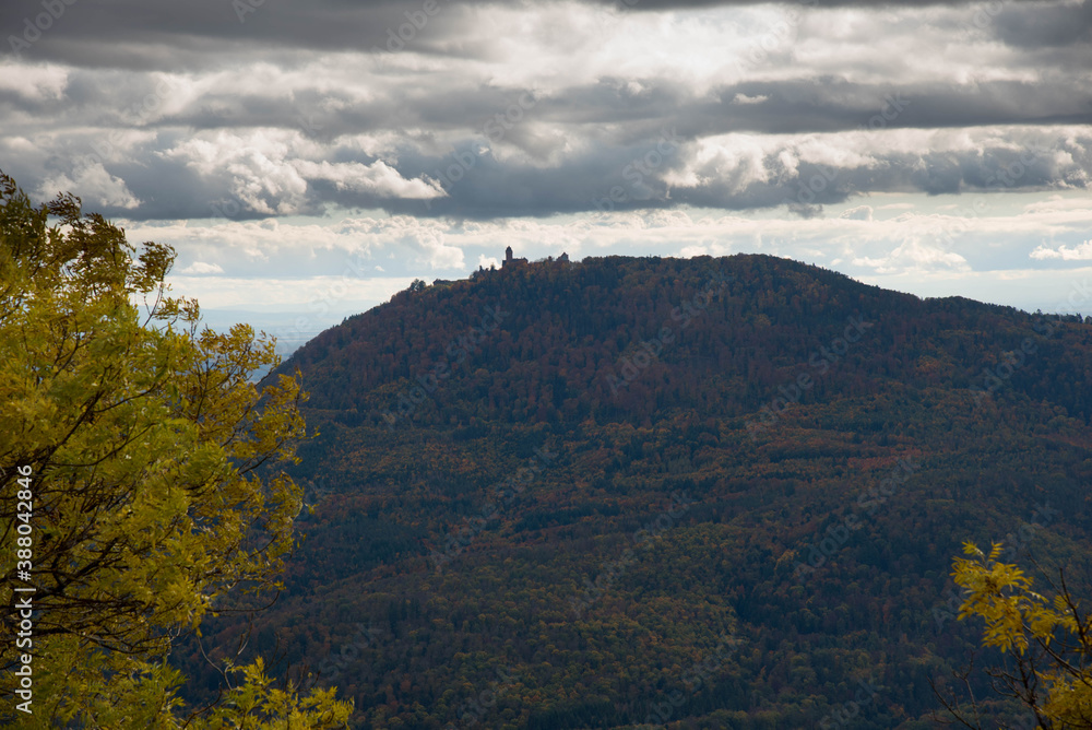 Obraz premium Blick in die herbstlichen Vogesen vom chateau Frankenbourg