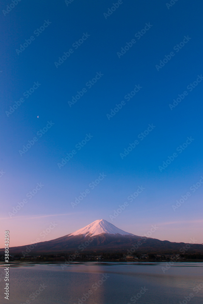 河口湖より見る夜明けの富士山