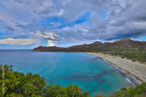 Panoramablick auf den Strand von Ostriconi und die Wüste des Agriates auf Korsika in der Nähe von Ile Rousse. Einer der schönsten Strande Korsikas, Frankreich