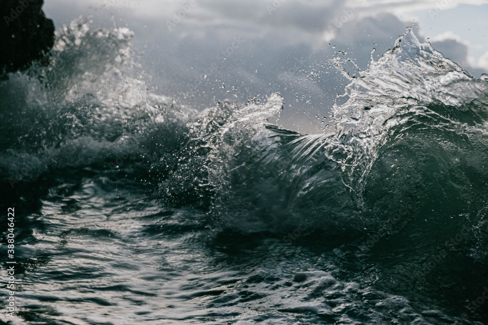 Obraz premium Wave patterns created when crashing 