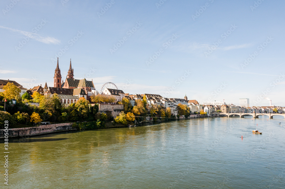 Fototapeta premium Basel, Münster, Rhein, Pfalz, Altstadt, Fähre, Martinskirche, Rheinsprung, Rheinbrücke, Grossbasel, Altstadthäuser, Herbst, Herbstmesse, Riesenrad, Basel-Stadt, Schweiz