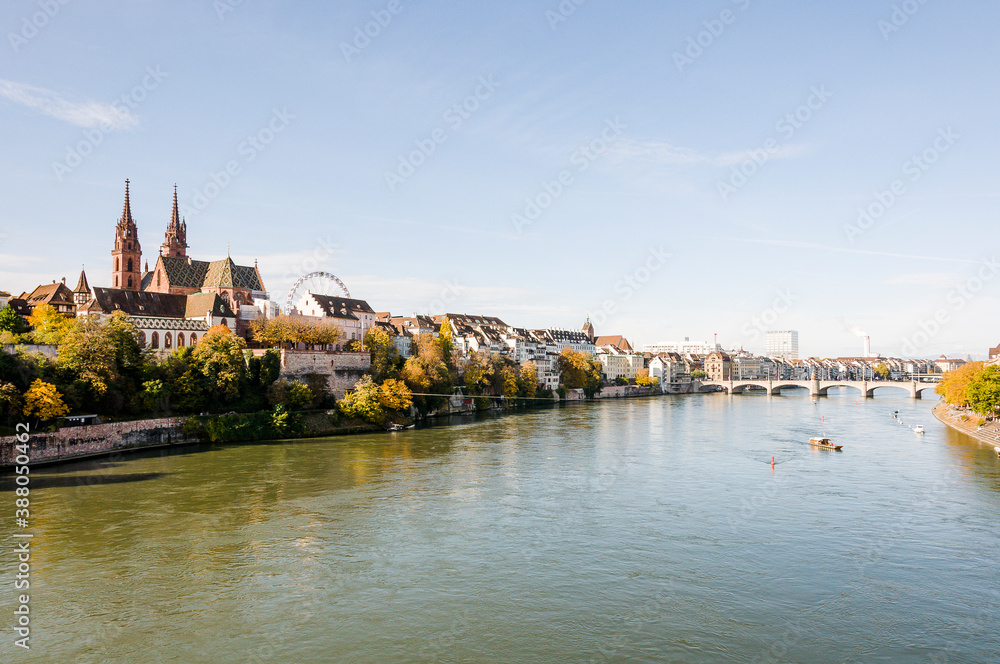 Naklejka premium Basel, Münster, Altstadt, Pfalz, Rhein, Fähre, Rheinbrücke, Grossbasel, Kleinbasel, Kirche, Altstadthäuser, Rheinufer, Herbst, Herbstmesse, Basel-Stadt, Schweiz