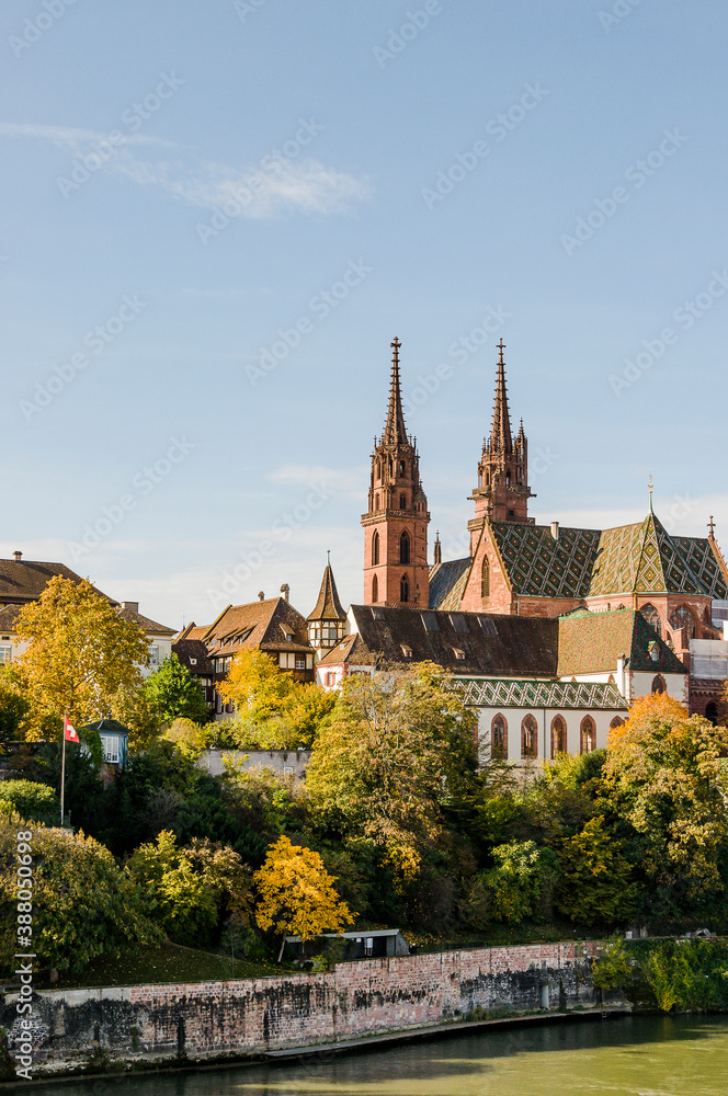 Obraz premium Basel, Münster, Altstadt, Rhein, Rheinufer, Grossbasel, Kirche, Basler Münster, Altstadthäuser, Pfalz, Herbst, Basel-Stadt, Schweiz