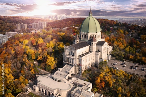 Tela Montreal Oratoire St-Joseph with autumn colourful threes