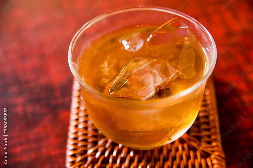 冷えた麦茶の汗 冷えた麦茶の汗