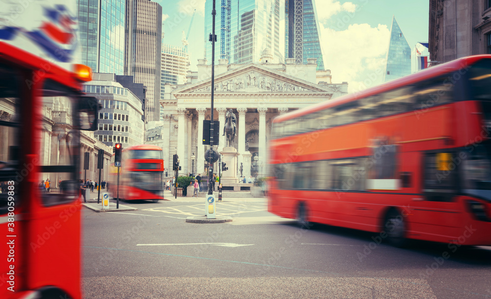 Fototapeta premium Royal Exchange, London With Red bus