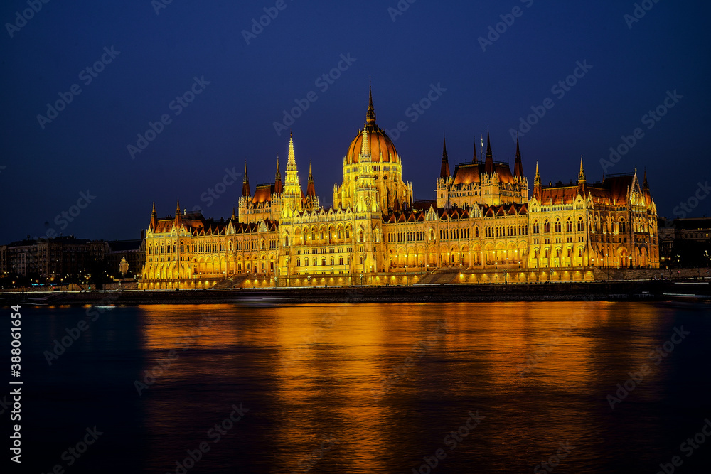 Edificio de noche del Parlamento de budapest