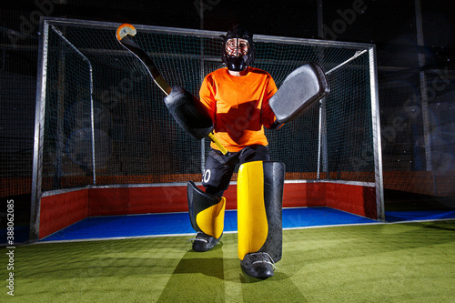Billede på lærred Field hockey goalie at the net ready to defense