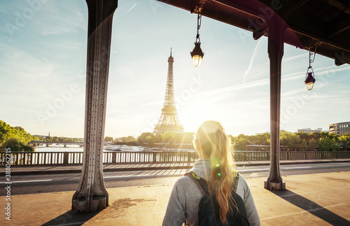 Canvas Print woman tourist walking  in front of the Eiffel Tower in Paris, France