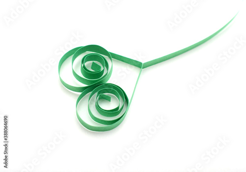 Foto green origam paper quilling heart on white