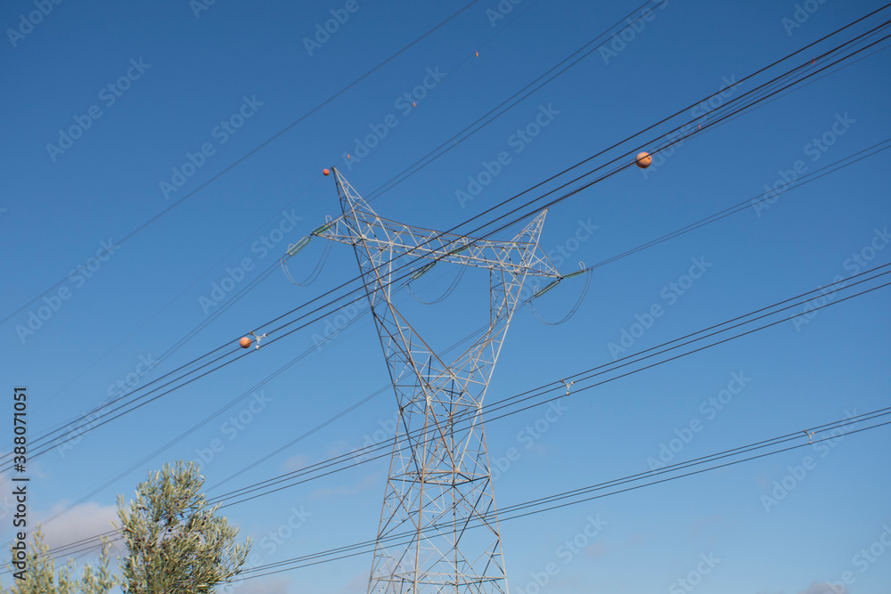 Torres metálicas de alta tensión eléctrica