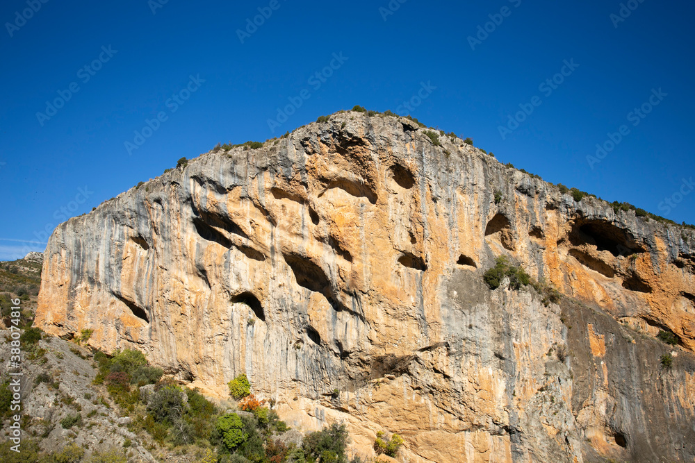 Ruta del abrigo de Chimiachas en la sierra de Guara. Ruta del abrigo de Chimiachas en la sierra de Guara.