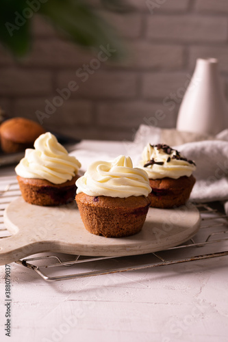 Chocolate muffins with cheese cream
