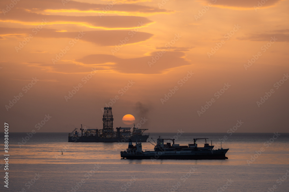 Barcos anclados en la bahía de Las Palmas de Gran Canaria cuando empieza a salir el sol