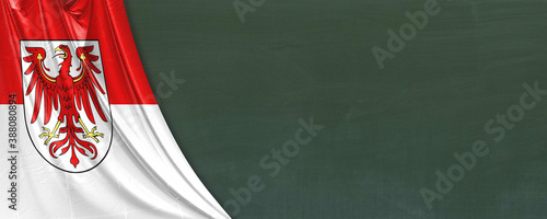 Bild auf Leinwand Kreidetafel mit der Flagge von dem Bundesland Brandenburg ein Banner