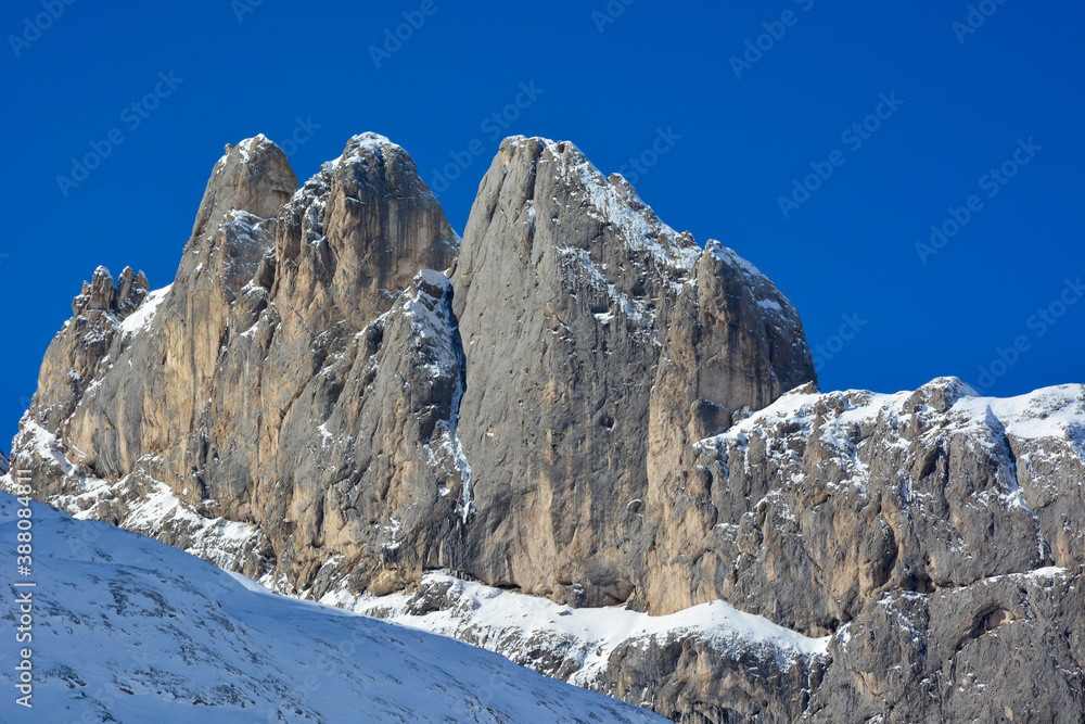 Le rocce della Marmolada sulle Dolomiti coperte dalle prime nevicate