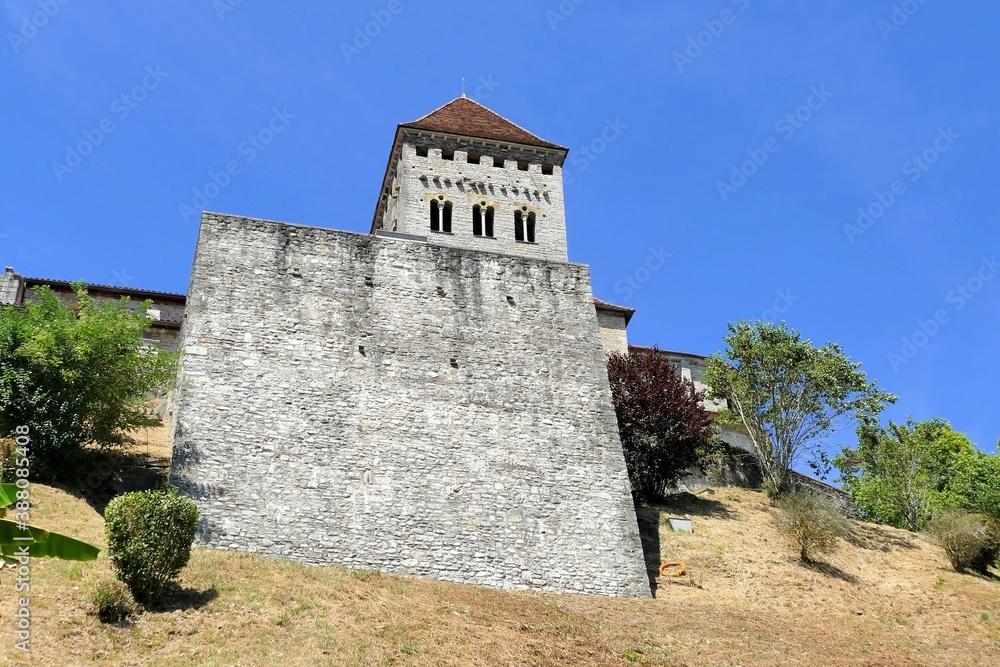 Les remparts et le clocher de l’église Saint-André de Sauveterre-de-Béarn