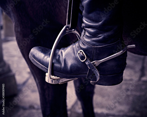 Photos Detalle de bota de montar a caballo con espuela sobre estribo