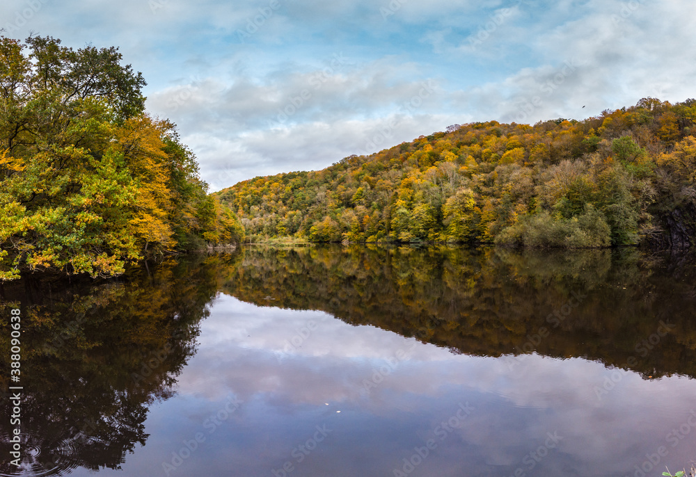 Estivaux (Corrèze, France) - Vue panoramique automnale des gorges de la Vézère Estivaux (Corrèze, France) - Vue panoramique automnale des gorges de la Vézère