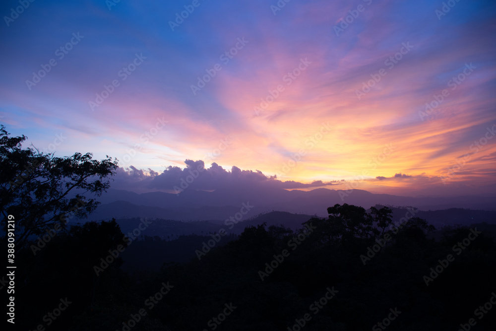 Obraz premium evening view and sunset from Pettigala and bambaragala is a hiking area situated in Teldeniya in the Kandy, Sri Lanka Surrounded by the Victoria reservoir and Knuckles mountain range