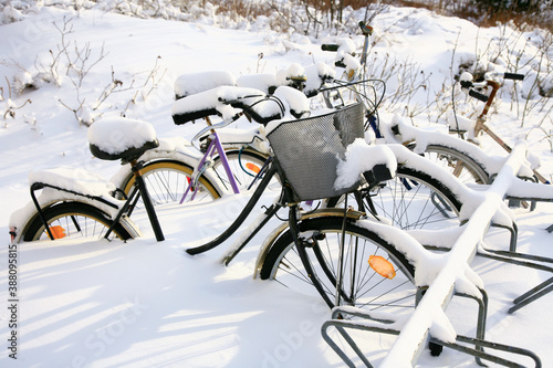 verschneite Fahrräder