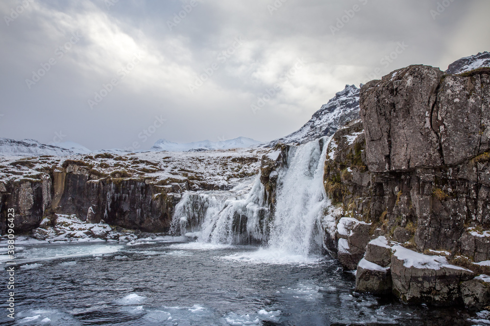 Obraz premium Kirkjufellsfoss, an iconic waterfall on the Snaegelsnes Peninsula in Iceland