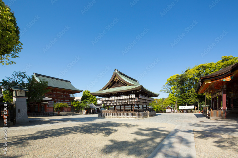 八坂神社の舞殿と本殿