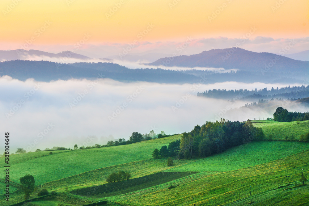 55 / 5000
Wyniki tłumaczenia
sunrise, mountains and valley in the fog, beautiful landscape