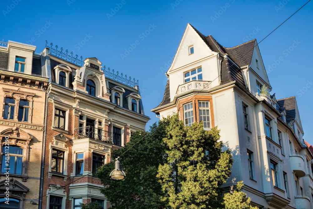 halle saale, deutschland - 17.06.2019 - sanierte altbauten in der leipziger strasse