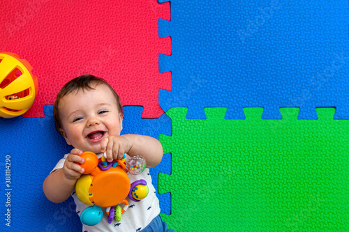 Canvastavla Funny baby playing on colorful eva rubber floor