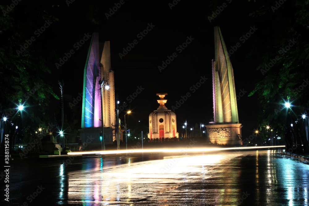 Fototapeta premium Democracy Monument at night, Bangkok Thailand Democracy Mounment