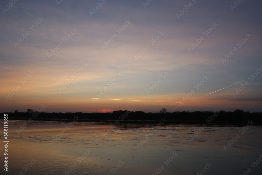 Obraz premium Sunset on the river, Vistula, Poland.