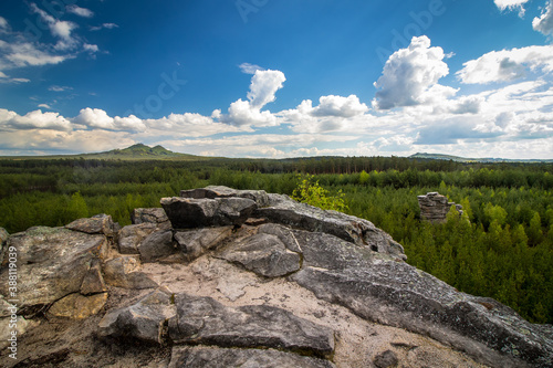 Obraz na płótnie View on Bezdez castle from a rock plateau near Branzez lake w salonie