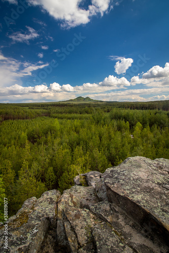 Obraz na płótnie View on Bezdez castle from a rock plateau near Branzez lake w salonie