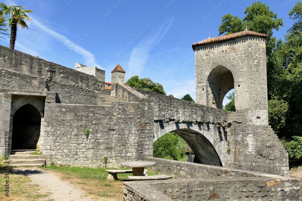 Le pont de la légende sur le Gave d’Oloron à Sauveterre-de-Béarn