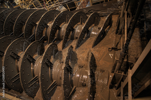 Foto The classifier of iron ore slurry in the working process
