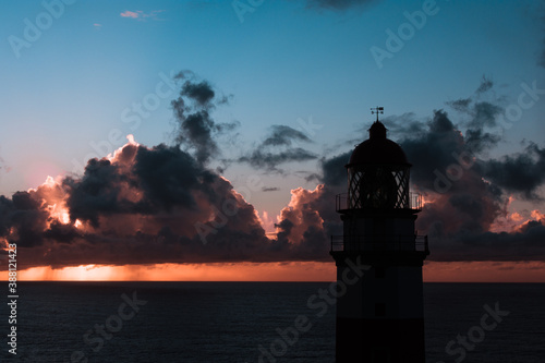 Atardecer con faro de cabo silleiro a contraluz